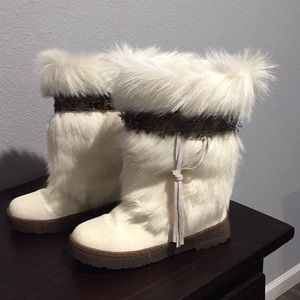 Bearpaw kola white suede boot